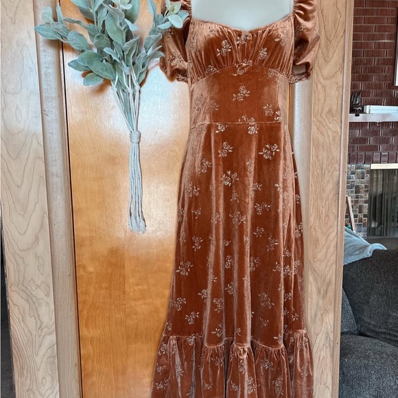 Chic Long Sleeve Floral Dress in Brown Velvet - Picture 3 of 8